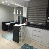 Selda Hanım'ın maviyle renklendirdiği modern mutfağı..