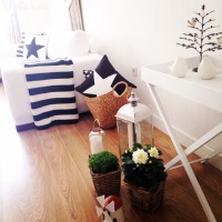 Beyazın canlı renklerle kombinlendiği içimizi açan bir ev