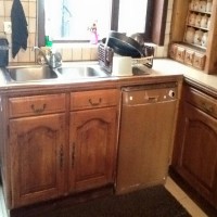 Ahşaptan beyaza boyanarak, dönüşüm geçirmiş bir mutfak