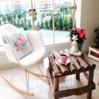 Gülseren Hanım'ın aksesuar ve mevsim çiçekleriyle renklenen beyaz evi