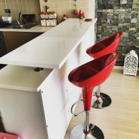 Açık tonlar ve sade aksesuarlarla modern ve şık bir ev