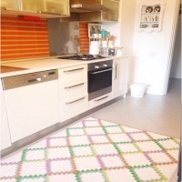 Beyazın canlı renklerle kombinlendiği içimizi açan bir ev