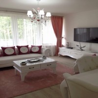 Pembe tonlarının beyaz mobilyalarla kullanıldığı zarif bir ev..