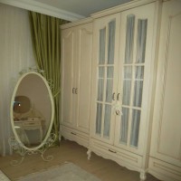 Pastel pembe ve yeşillerle country stil bir yatak odası