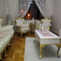 Tuğçe Hanım'ın ahşap kısmını altına boyadığı koltuk takımı