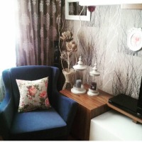 Nigar Hanım'ın krem, mavi ve ahşap ağırlıklı rahatlatıcı evi