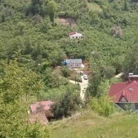 Pembe bir köy evinde artan parkeden cumbaya sedir yapımı