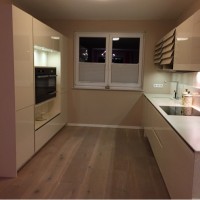 Feyza Hanım'ın duvara monte, yerden yüksek mutfak dolapları