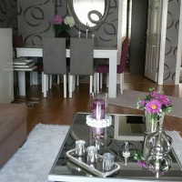 Aygül Hanım'ın bordo ve gümüş ağırlıklı şık salonu