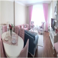 Pembeler Mavilerle Neşeli ve Genç Bir Ev