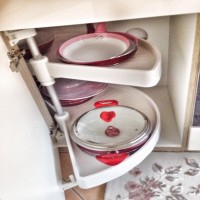 Pembe tonlarının beyaz mobilyalarla kullanıldığı zarif bir ev..