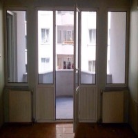 Balkon kapısı değişimiyle çehresi tamamen değişmiş bir salon..