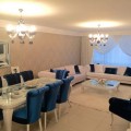 Oymalı ve detaylı mobilyaların mavi ve beyazla buluştuğu şık bir ev..