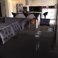 Koyu renklere kırmızı vurgusuyla stil sahibi bir ev..