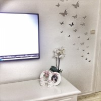 Pembe tonlarının beyaz mobilyalarla kullanıldığı zarif bir ev..