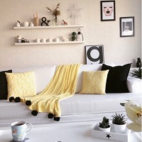 Gülseren Hanım'ın aksesuar ve mevsim çiçekleriyle renklenen beyaz evi