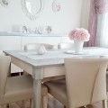 Pastel tonların öne çıktığı aydınlık ve romantik bir dekor..
