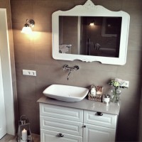 Doğal tonların maviyle karakterlendiği, abartıdan uzak, şık bir dekor.