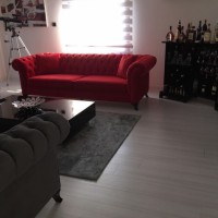 Koyu renklere kırmızı vurgusuyla stil sahibi bir ev..