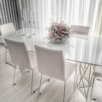 Açık tonlar ve sade aksesuarlarla modern ve şık bir ev