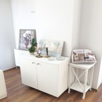 Açık renklerle döşenmiş içimizi açan ferah bir ev..