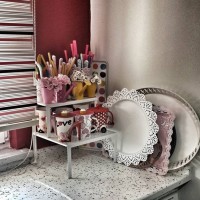 Seval Hanım'ın iç açıcı ve cıvıl cıvıl evinde ev gezmesindeyiz..