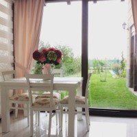 Farklı stil ve renklerin bir araya geldiği özenli ve zarif bir ev..