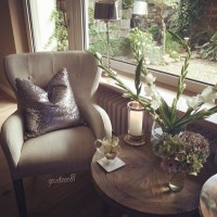 Doğal tonların maviyle karakterlendiği, abartıdan uzak, şık bir dekor.