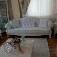 Beyazlar içinde klasik stil şık bir salon..