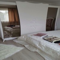 Pembe tonlarının beyaz mobilyalarla kullanıldığı zarif bir ev..