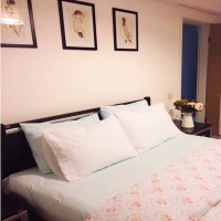 Beyazın canlı renklerle kombinlendiği içimizi açan bir ev