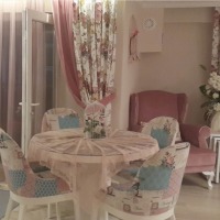 Şirin Hanım'ın pembeler ve çiçek desenler içindeki country tarzı evi