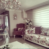 Şirin Hanım'ın pembeler ve çiçek desenler içindeki country tarzı evi