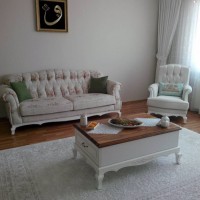 Yeşil vurgusu ve yumuşak renk ve desenlerle döşenmiş naturel bir ev..