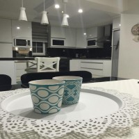 Selda Hanım'ın maviyle renklendirdiği modern mutfağı..