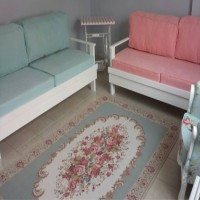 Baştan sona ev sahibinin emeğiyle yenilenmiş bir oturma odası..