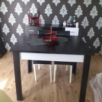 Siyah-beyaz'dan Akdeniz esintili bir salona..