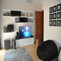 Beyaz ve pembelerle şeker gibi bir ev