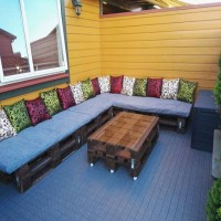 Meyra Hanım'ın paletlerden yaptığı bahçe takımı