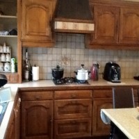 Ahşaptan beyaza boyanarak, dönüşüm geçirmiş bir mutfak