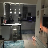 Selda Hanım'ın maviyle renklendirdiği modern mutfağı..