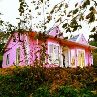 Pembe bir köy evinde artan parkeden cumbaya sedir yapımı