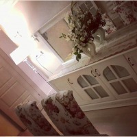 Şirin Hanım'ın pembeler ve çiçek desenler içindeki country tarzı evi