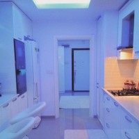 Baştan aşağı yenilenen bir evde, modern ve ferah bir dekor..