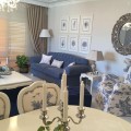 Mavi, beyaza eşlik eden gümüş detaylarla şık ve zarif bir ev.