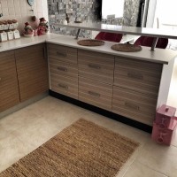 Açık tonlar ve sade aksesuarlarla modern ve şık bir ev