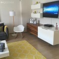 Bengü hanımın sade mobilyaları canlı renklerle tamamladığı modern evi.