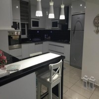 Selda Hanım'ın maviyle renklendirdiği modern mutfağı..