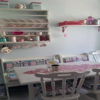 Sevda Hanım'ın boyayarak yeni bir hayat verdiği mutfağı