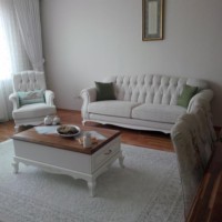 Yeşil vurgusu ve yumuşak renk ve desenlerle döşenmiş naturel bir ev..